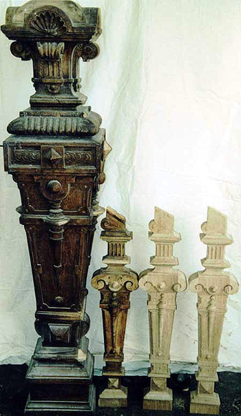 Antrittspfosten für Treppe, in Delphinform, Höhe ca. 90 cm, Kopien